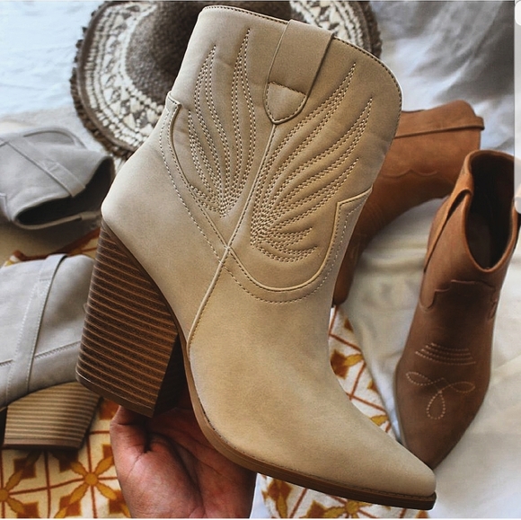 🚨ON SALE🚨// Beige western style boot vegan soft leather - Picture 3 of 17